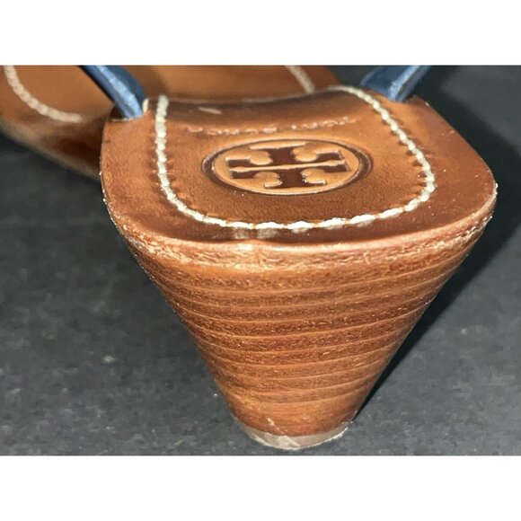 Tory Burch Cameron Sandal Sz 7 Wedge Thong Blue Patent Leather Gold Logo VGC - Picture 6 of 11